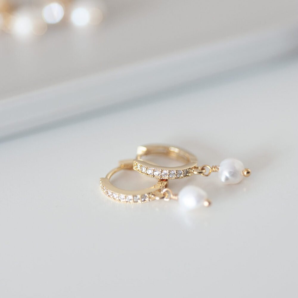 Steinbesetzter Ohrring