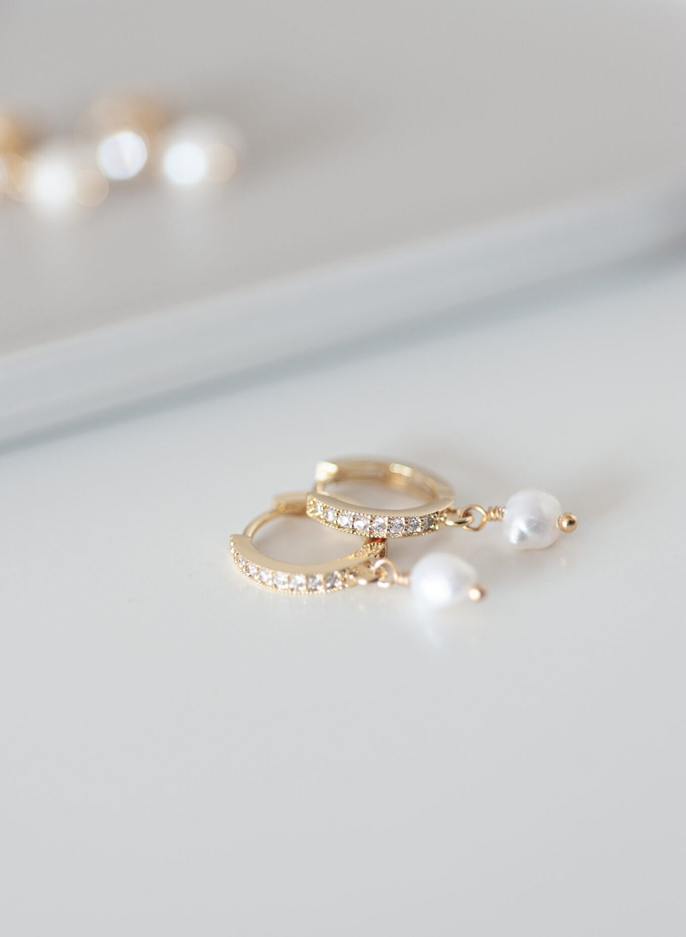 Steinbesetzter Ohrring