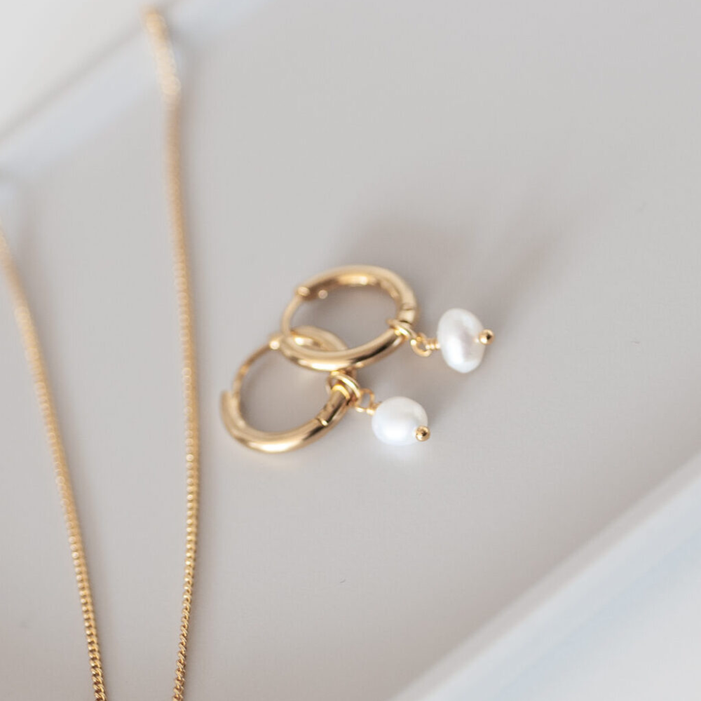 Schlichte Creole mit kleiner Süßwasserperle als Anhänger.