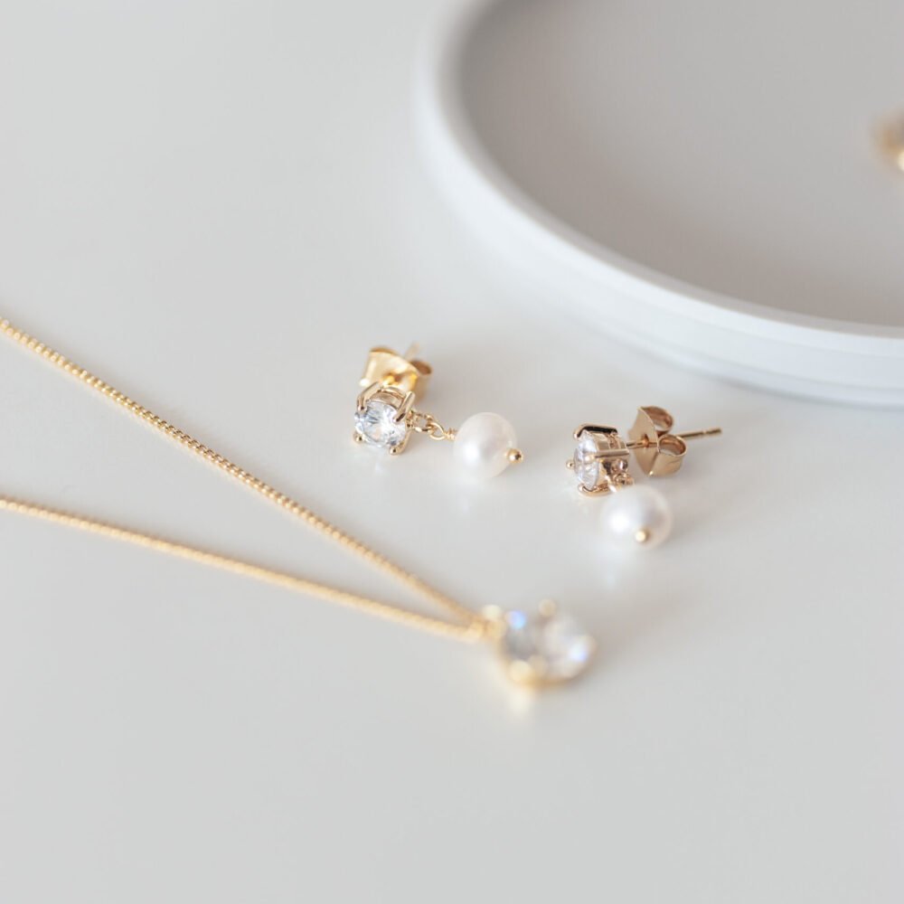 Zarter Perlenohrstecker mit Zirkonia