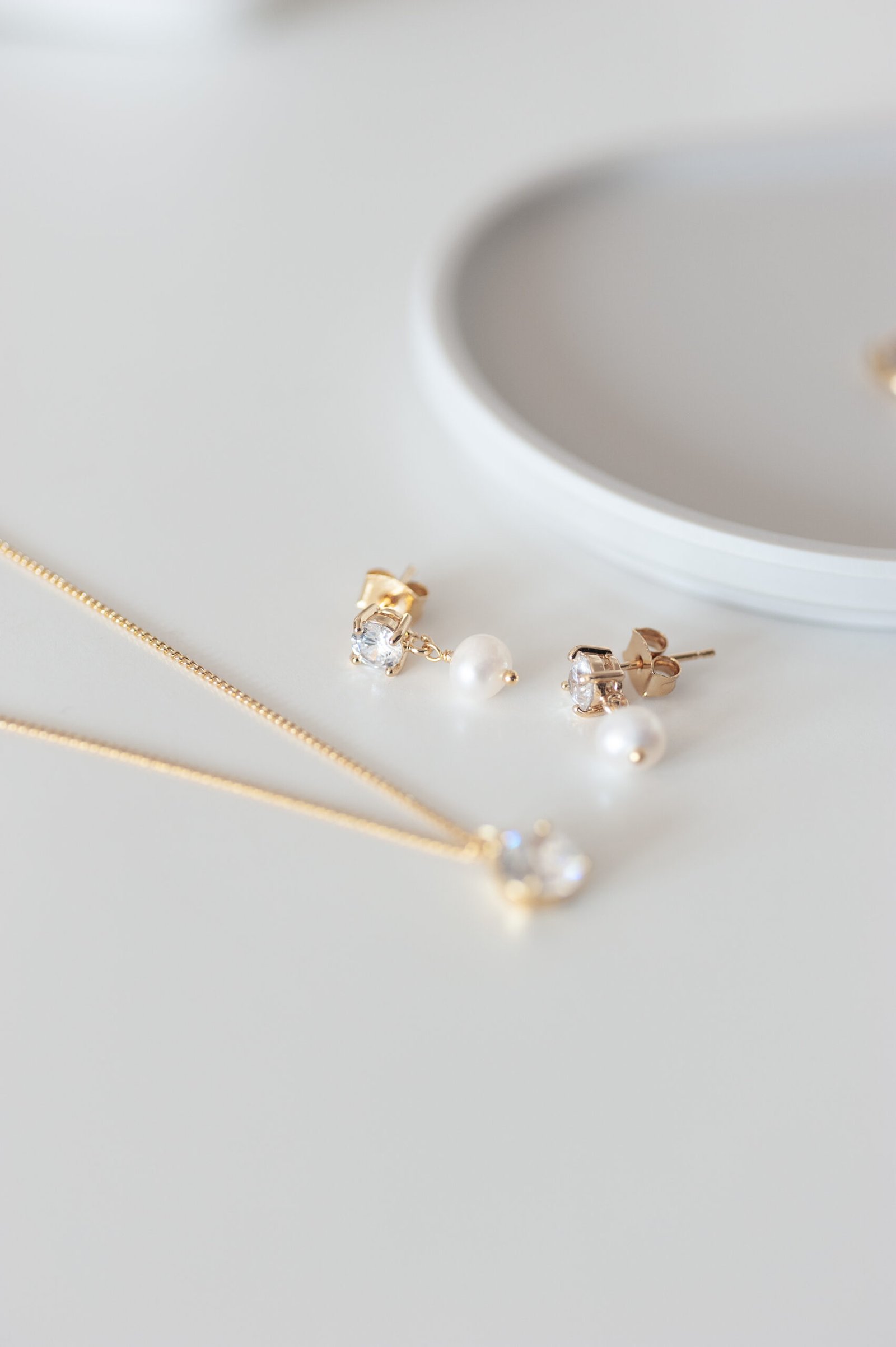 Zarter Perlenohrstecker mit Zirkonia