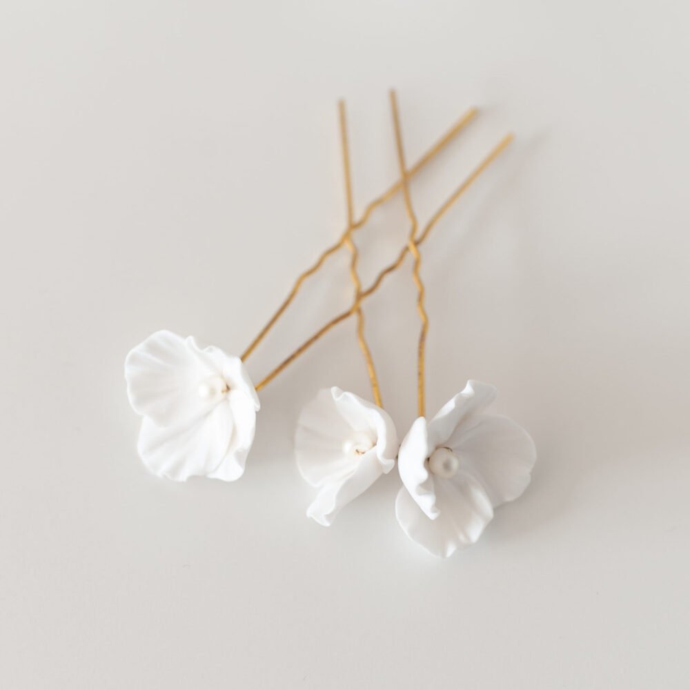 Paar Haarnadeln mit handgemachter Blüte aus Fimo.