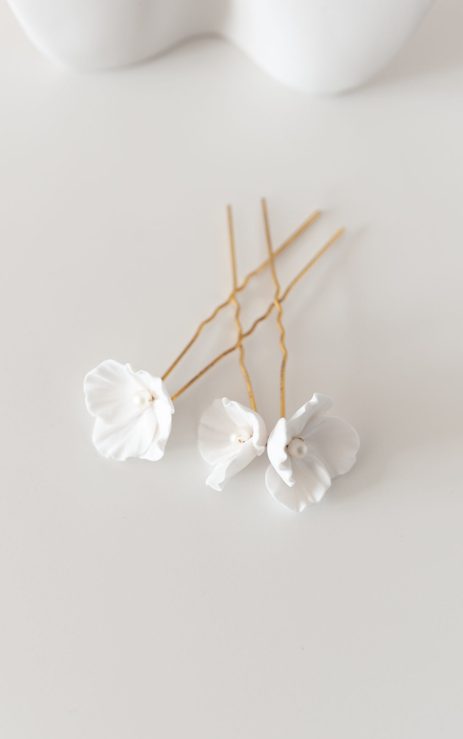 Paar Haarnadeln mit handgemachter Blüte aus Fimo.