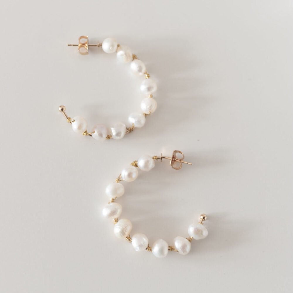 Perlenohrringe Lizzy, besetzte Creolen mit Süßwasserperlen