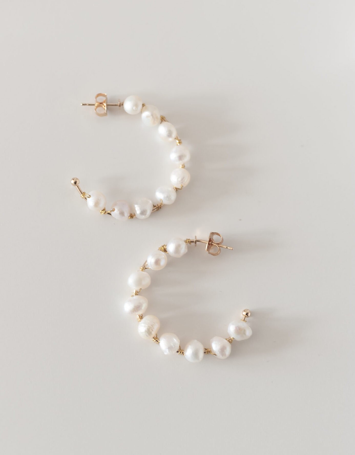 Perlenohrringe Lizzy, besetzte Creolen mit Süßwasserperlen