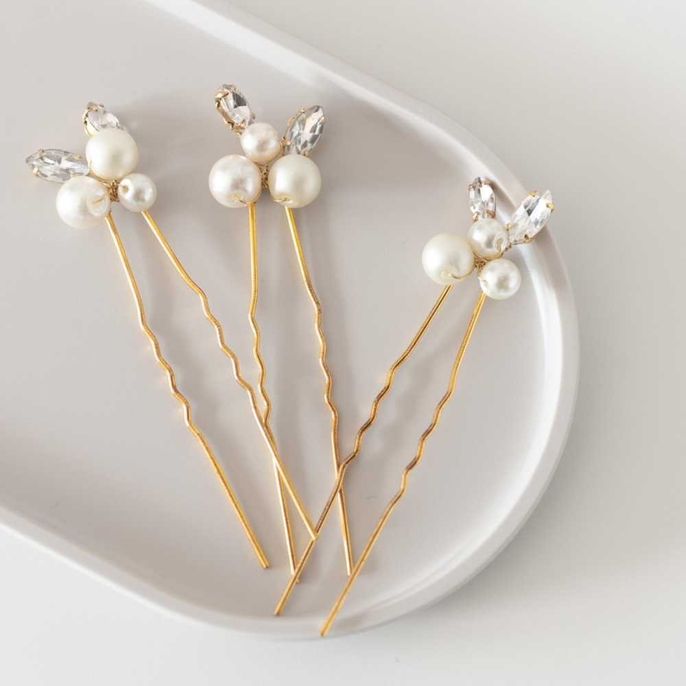 Trio aus Perlenbesetzter Haarnadeln mit Glasssteinen.