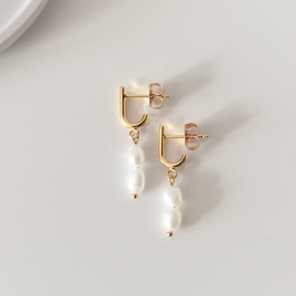 J-Förmige Ohrringe mit Süßwaserpelenhänger