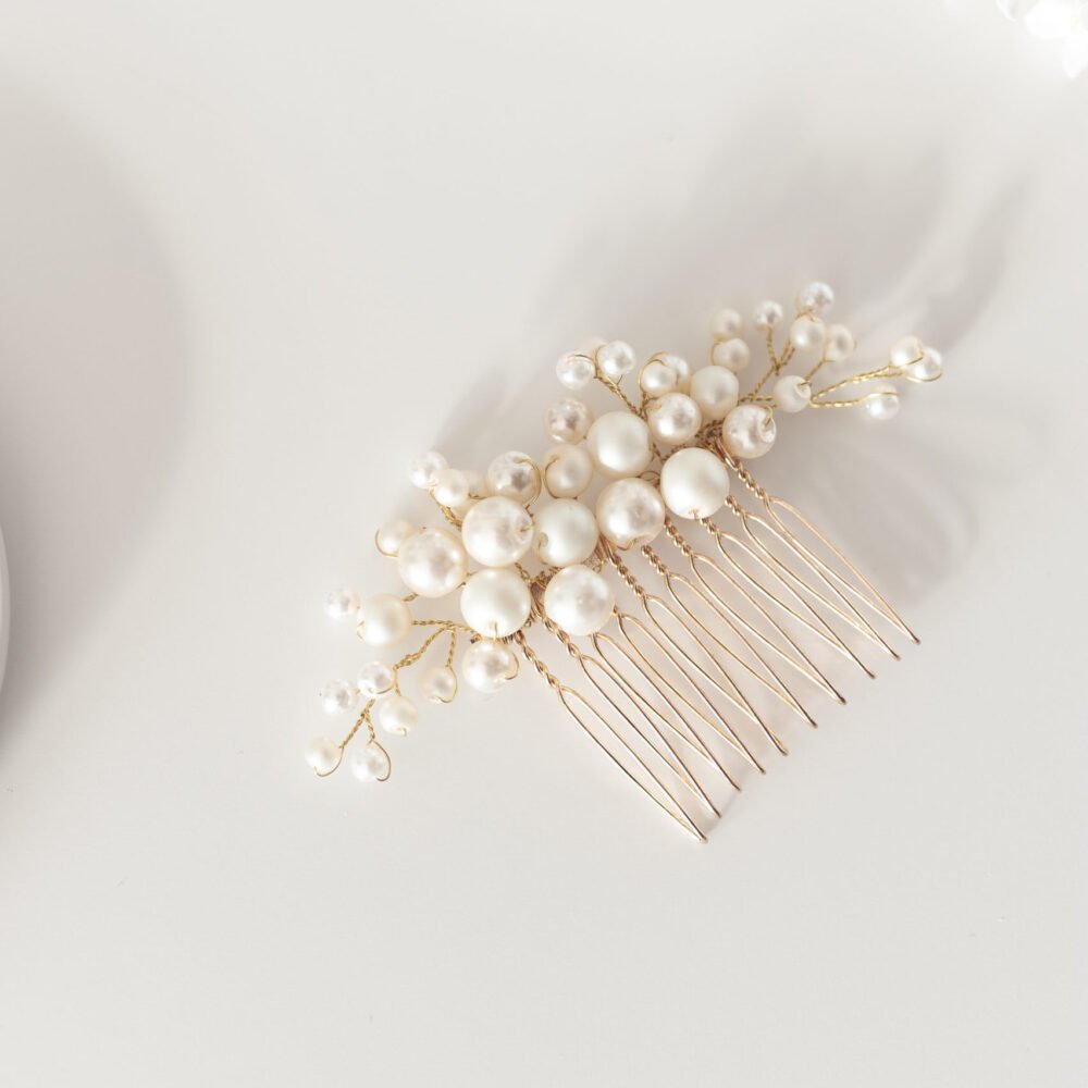 Haarkamm mit Perlenornament.