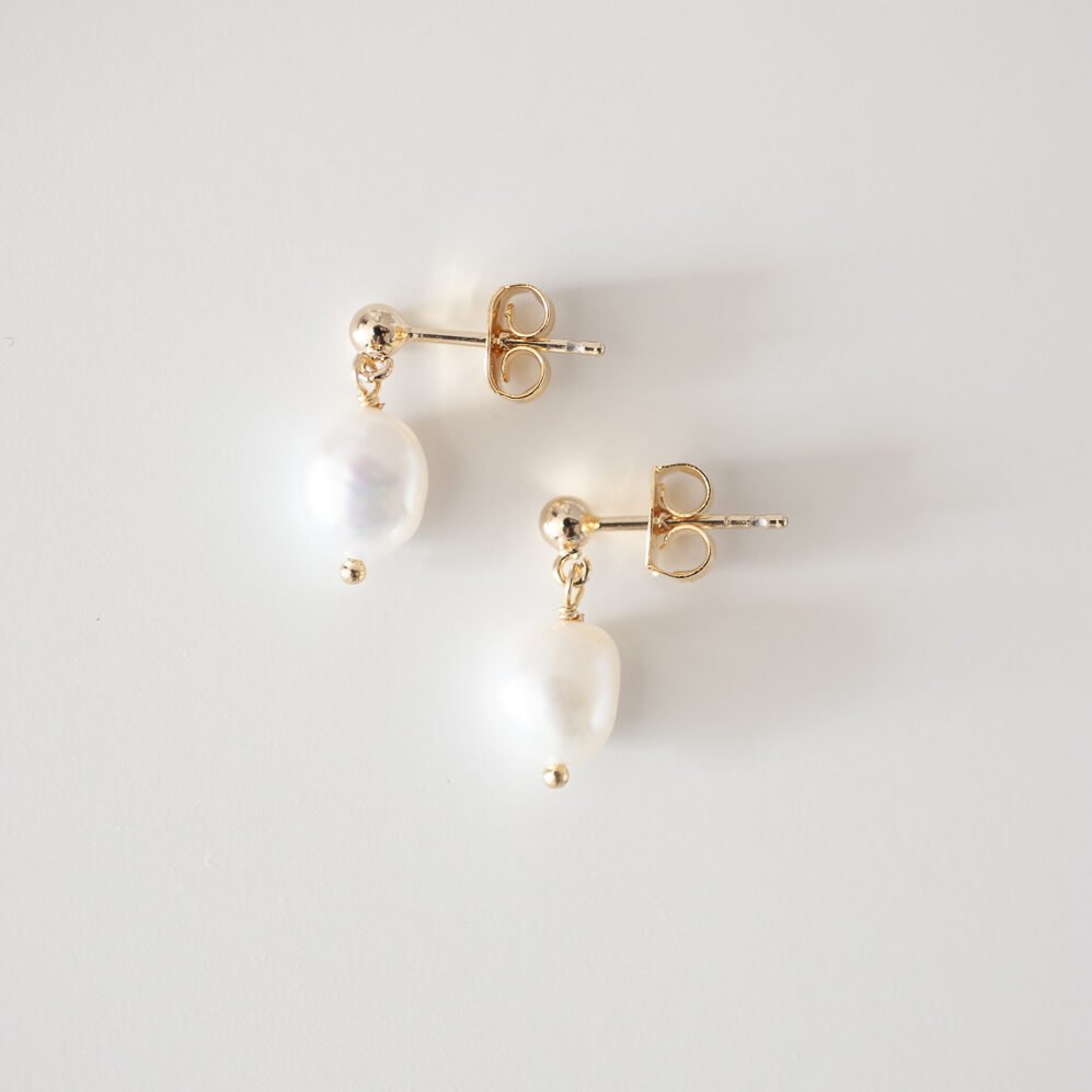 Zarter Perlenohrring