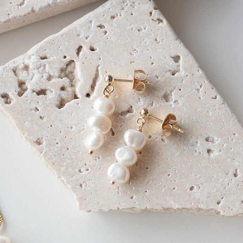 Perlenohrring aus 3 vertikal angeordneten Perlen.