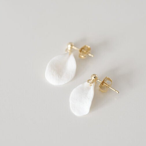 Ohrstecker mit Kunststoffblüte.