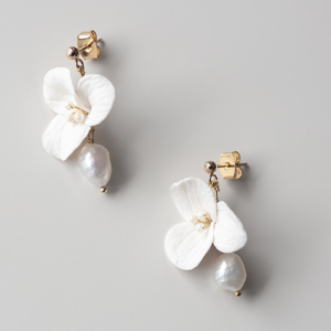 Blumenohrstecker mit tropfenförmiger Perle