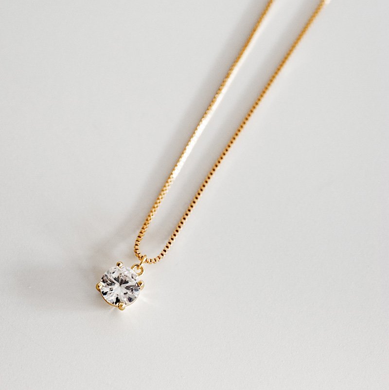 Halskette mit Zirkoniastein als zentrales Element.