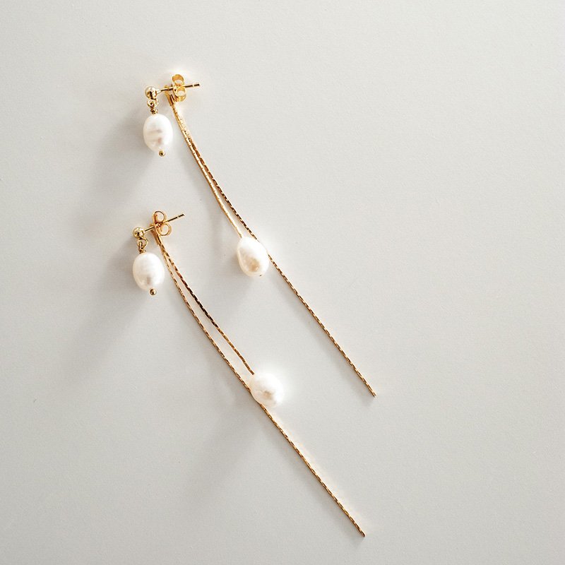 Ohrstecker mit Perlenketten.