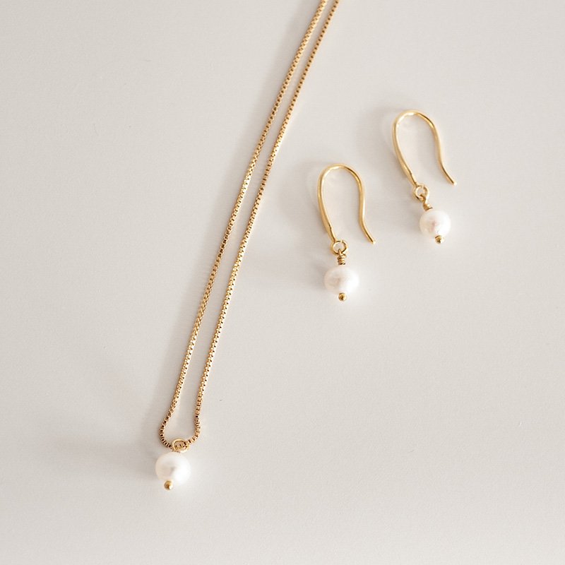 Set IDA bestehend aus Perlenohrringen und Halskette.