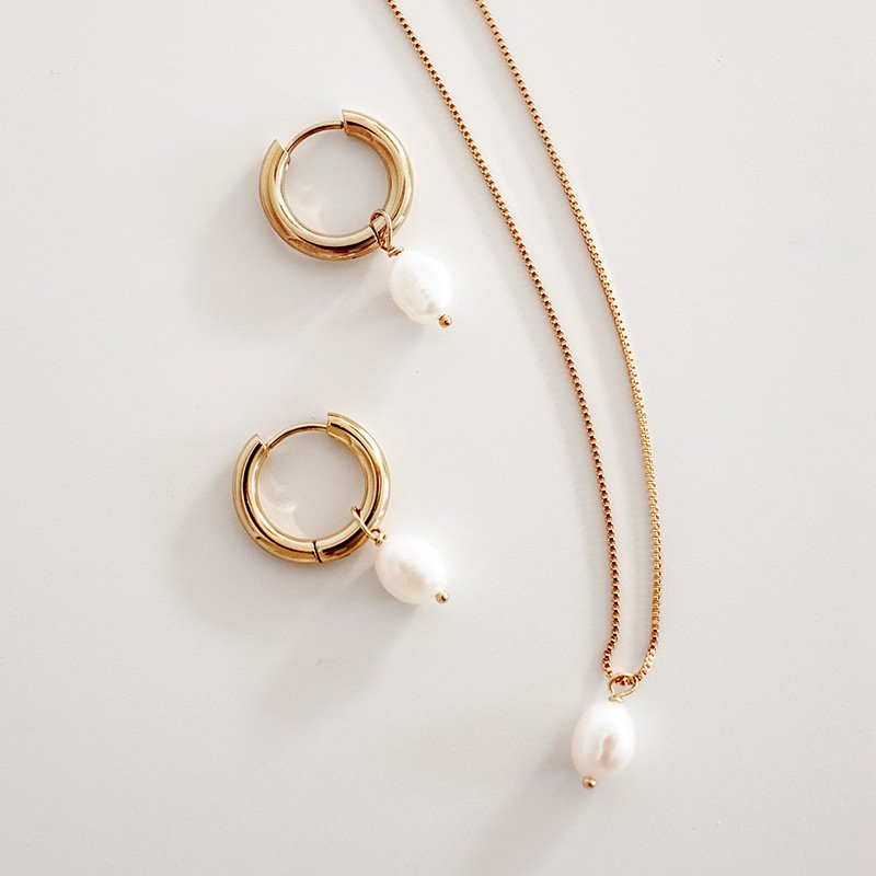 Set JUNA aus klassischen Creolen und Kette.