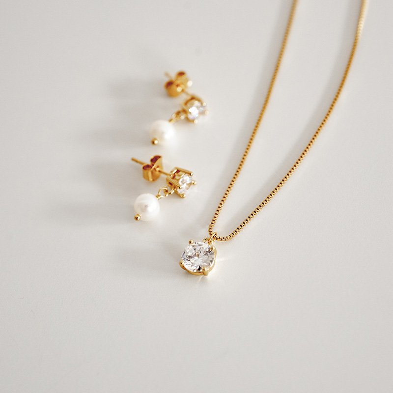 Set LOU aus Kette mit Glasanhänger und besetzten Perlenohrirngen.