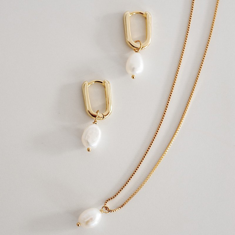 Set LUCY bestehend aus Ohrringen LUCY und passender Perlenkette LUCY