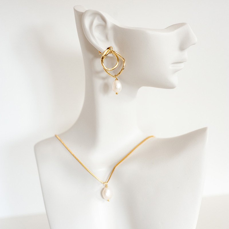 Schmuckset SIENNA aus rechteckigen Perlenohrringen und Halskette.