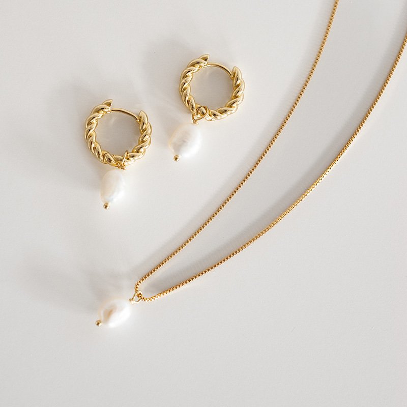 Set bestehend aus verdrehten Creolen ZARA und Perlenhalskette LUCY